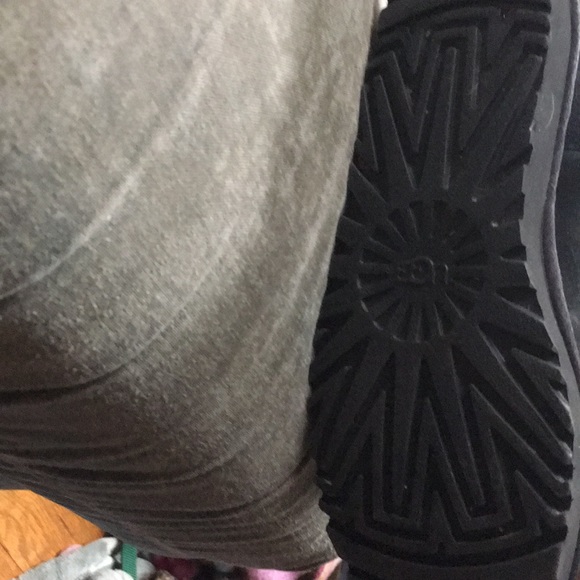 UGG black short inside fluffy ❣️Pom Poms . - Picture 5 of 5